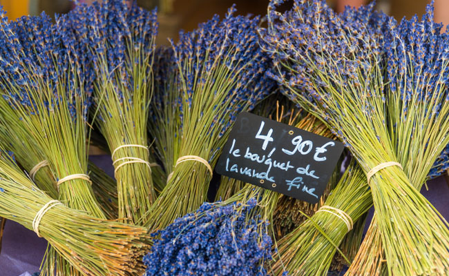 Explore the market of Saint-Rémy-de-Provence